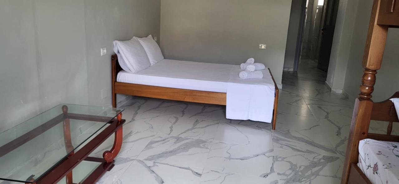 Jon Rooms Himare Ngoại thất bức ảnh